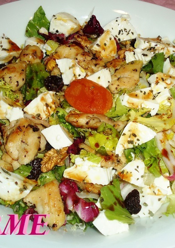 Una foto de Ensalada fresca de pollo, queso y frutos secos