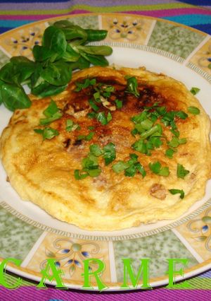 Una foto de Tortilla de nueces, avellanas y pasas