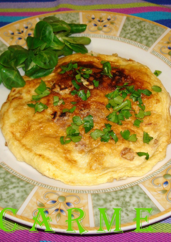 Una foto de Tortilla de nueces, avellanas y pasas