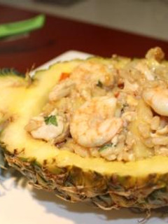 Una foto de Arroz frito con piña y langostinos