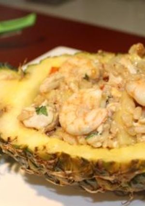 Una foto de Arroz frito con piña y langostinos