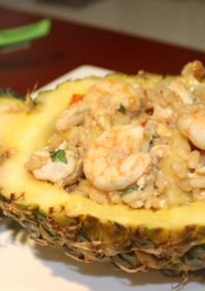 Una foto de Arroz frito con piña y langostinos