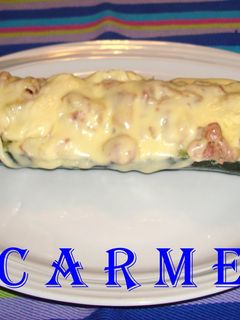 Una foto de Canoa de calabacín relleno de carne, jamón y queso fundido