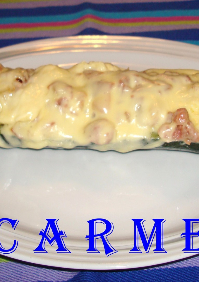 Una foto de Canoa de calabacín relleno de carne, jamón y queso fundido