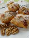 Saquitos de hojaldre rellenos de queso, conserva y nueces