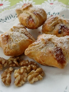 Una foto de Saquitos de hojaldre rellenos de queso, conserva y nueces
