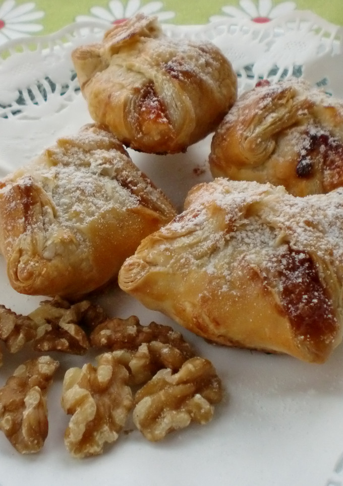 Una foto de Saquitos de hojaldre rellenos de queso, conserva y nueces