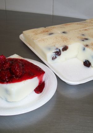Una foto de Natillas con moras