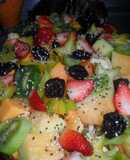 Ensalada de frutas tropicales con crema y sésamo