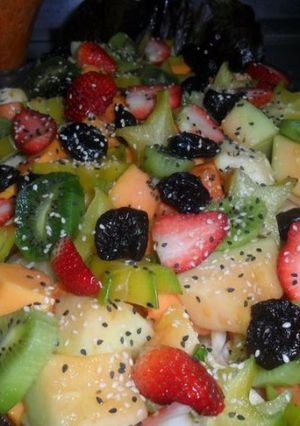 Una foto de Ensalada de frutas tropicales con crema y sésamo