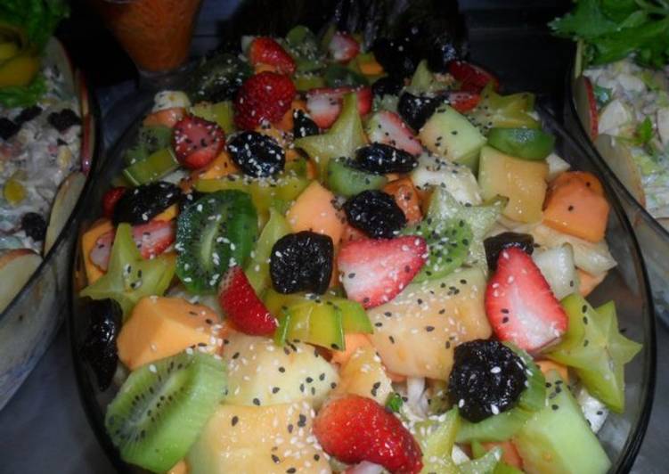 Ensalada de frutas tropicales con crema y  sésamo
