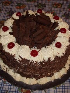 Una foto de Torta selva negra irresistible