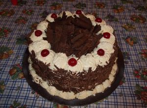 Una foto de Torta selva negra irresistible
