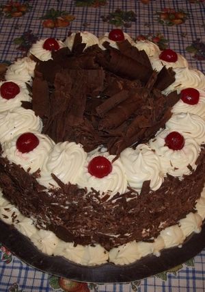 Una foto de Torta selva negra irresistible