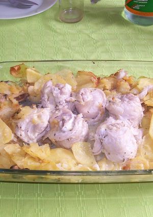 Una foto de Colita de cuadril con salsa de ajo y pimientos en corona de verduras