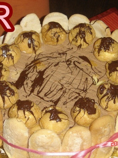 Una foto de Tarta de Gianduja con profiteroles