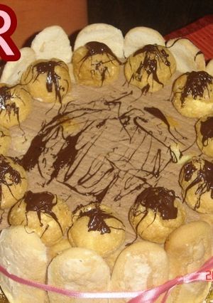 Una foto de Tarta de Gianduja con profiteroles