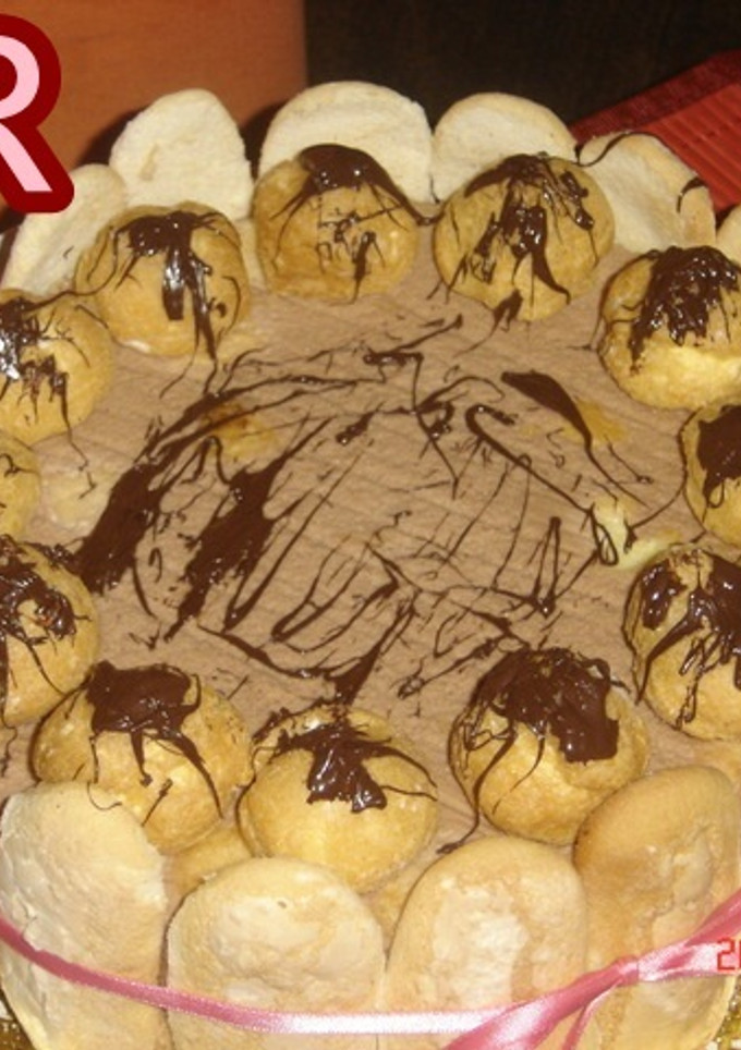Una foto de Tarta de Gianduja con profiteroles