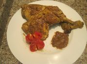 Una foto de cuartos de pollo salsa