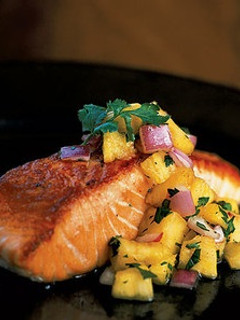 Una foto de Salmón a la piña con cilantro
