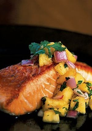 Una foto de Salmón a la piña con cilantro