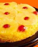 Tarta de piña con cerezas glaseadas en almíbar