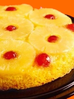 Una foto de Tarta de piña con cerezas glaseadas en almíbar