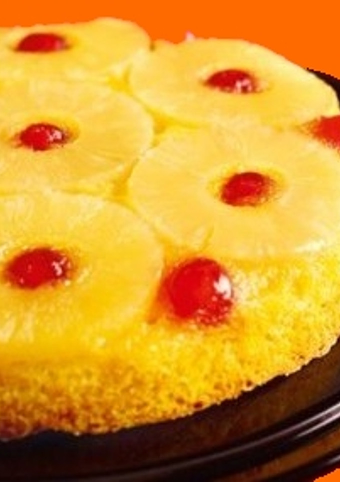 Una foto de Tarta de piña con cerezas glaseadas en almíbar