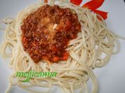 Una foto de spaghetti con ajo y bacon