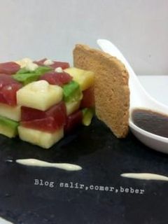 Una foto de Tartar cubo de Rubik de piña