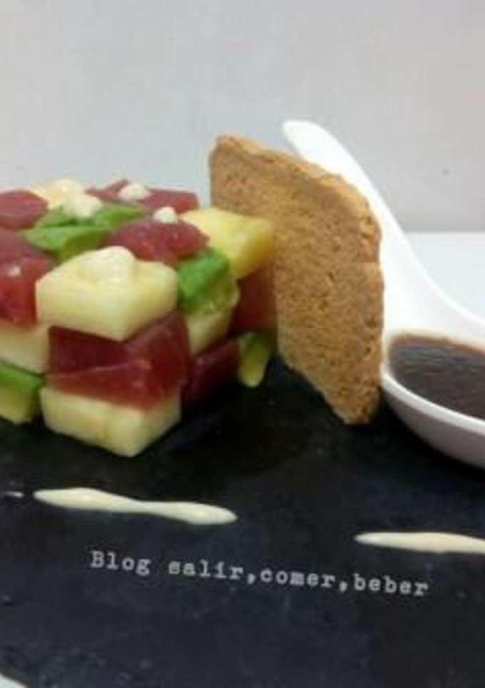 Una foto de Tartar cubo de Rubik de piña