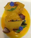 Piña caramelizada con aroma de azafrán y coulis de mango
