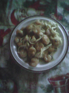 Una foto de Camarones al ajillo con pasta encremada