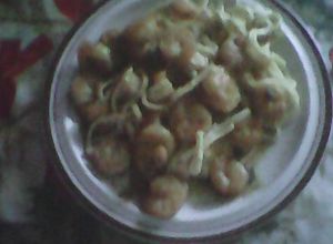 Una foto de Camarones al ajillo con pasta encremada