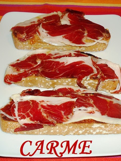 Una foto de Tostada de jamón ibérico
