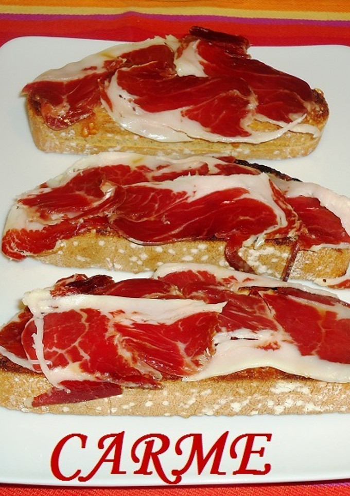 Una foto de Tostada de jamón ibérico