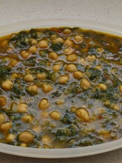 Una foto de Guiso de garbanzos y verduras