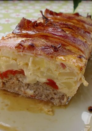 Una foto de Pastel de carne, bacon y tortilla