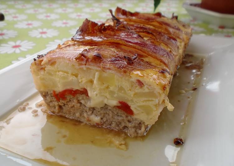 Pastel de carne, bacon y tortilla