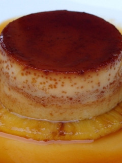 Una foto de Flan con piña caramelizada