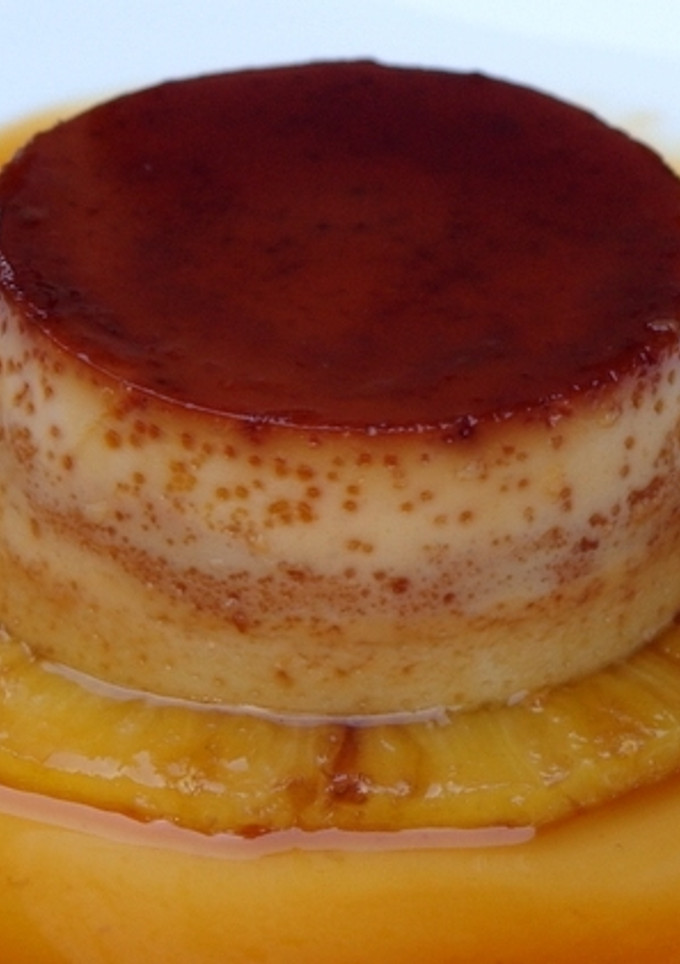 Una foto de Flan con piña caramelizada