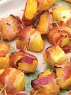 Una foto de Pinchitos de piña con bacon