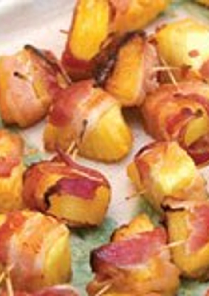 Una foto de Pinchitos de piña con bacon