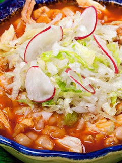 Una foto de Pozole rojo a mi estilo