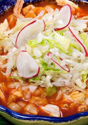 Una foto de Pozole rojo a mi estilo