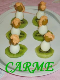Una foto de Aperitivos de kiwi y huevos de codorniz