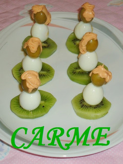 Una foto de Aperitivos de kiwi y huevos de codorniz