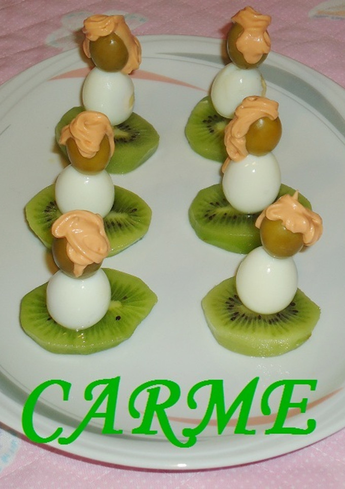 Una foto de Aperitivos de kiwi y huevos de codorniz