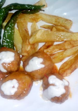 Una foto de koefte albóndigas turcas