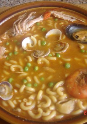 Una foto de Fideos a la cazuela marinera